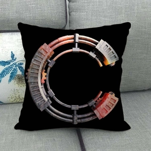 Cuscino in lino con lettera C a ingranaggi metallici 3D su un divano grigio