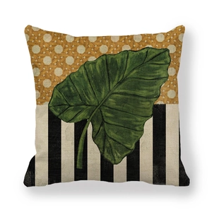 Housse de coussin en lin avec feuille tropicale sur rayures noires et texture dorée