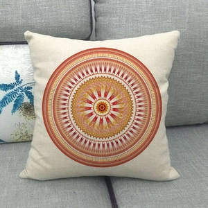 Deko-Kissenbezug aus Leinen mit geometrischem Mandala-Muster auf grauem Sofa