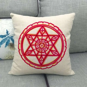 Leinen-Kissenbezug mit lebhaftem rosa geometrischem Mandala auf beigem Stoff