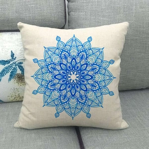 Leinen-Kissenbezug mit blauem Mandala-Geometriemuster auf beigem Stoffbezug