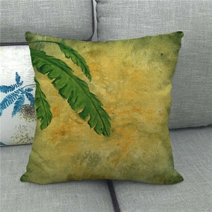 Gros plan du motif de feuilles tropicales et texture du lin sur la housse de coussin