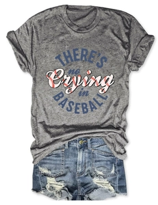 Detailansicht graues Baseball-T-Shirt mit Slogan und dazu passenden Denim-Shorts