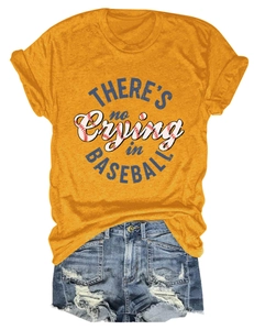 Flachliegendes Set aus gelbem Baseball-Slogan-T-Shirt und Jeans-Shorts