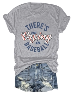 Detail eines grauen T-Shirts mit Baseball-Slogan und destroyed Denim-Shorts