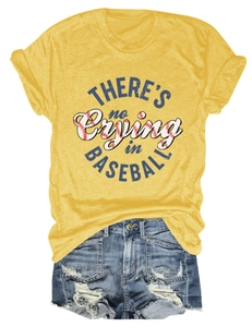Flach liegendes gelbes T-Shirt mit Baseball-Text und Distressed-Denim-Shorts