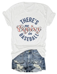 Flachbildaufnahme von weißem Rundhals-T-Shirt mit Baseball-Druck und zerrissenen Jeansshorts