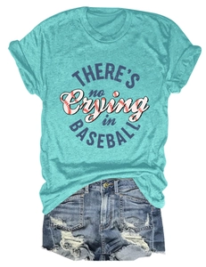Detailansicht der Baumwolltextur des blauen Baseball-T-Shirts mit Distressed-Jeansshorts