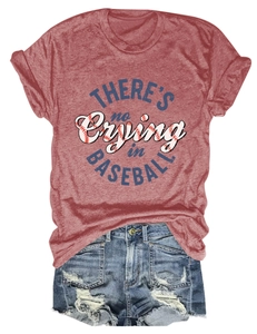 Flachbild eines roten Baseball-Grafik-T-Shirts mit einer blauen Denim-Shorts im Used-Look