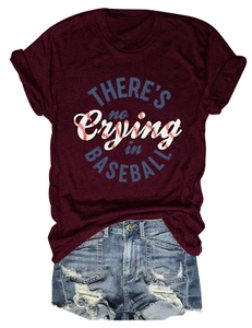 Detail eines burgunderroten T-Shirts mit Baseball-Grafik und Distressed-Denim-Shorts