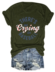 Detail eines olivgrünen T-Shirts mit Baseball-Print und Distressed-Denim-Shorts