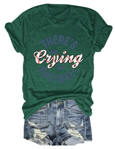 Flachbild-Set aus grünem Baseball-T-Shirt mit Spruch und destroyed Denim-Shorts