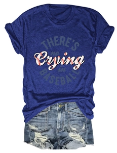 Detailansicht eines Damen-T-Shirts mit Baseball-Spruch und Jeansshorts mit Rissen