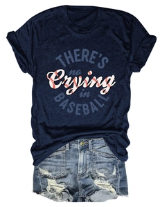 Detailansicht des Baseball-Grafik-T-Shirts und der Jeans-Shorts mit Destroyed-Effekt
