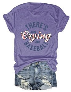Flachbild-Detail eines lila melierten T-Shirts mit Baseball-Spruch und Used-Look-Jeansshorts