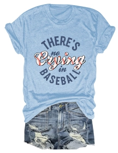 Flachbild eines hellblauen Baseball-T-Shirts mit dunkelblauer Aufschrift und Jeans