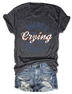 Detail eines weichen anthrazitgrauen T-Shirts mit Baseball-Slogan und zerrissenen Denim-Shorts