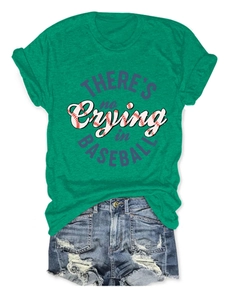 Flachbild von grünem Baumwoll-T-Shirt mit Baseball-Grafik und ausgefransten Denim-Shorts
