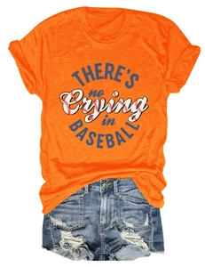 Detail eines orangefarbenen T-Shirts mit Baseball-Slogan und umgeschlagenen Ärmeln