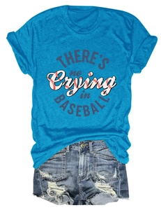 Detail von blauem Baseball-Grafik-T-Shirt mit Distressed-Denim-Shorts flach auf weißem Grund