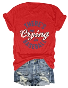 Detail von rotem Slogan T-Shirt und destroyed Denim Shorts mit Baseball-Schriftzug