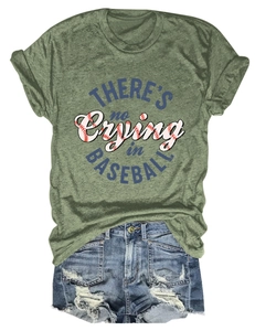Detail der Textur des armeegrünen T-Shirts und Baseball-Slogan mit Denim-Shorts