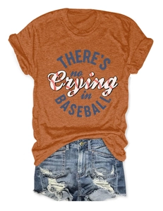 Detail von orangefarbenem T-Shirt mit Baseball-Grafik und Distressed-Denim-Shorts