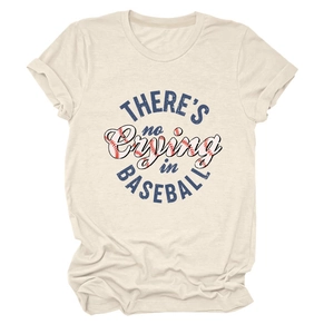 Detail eines weichen Baumwoll-T-Shirts mit Retrografik und Baseball-Schriftzug