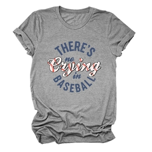 Detailansicht des There's No Crying In Baseball Aufdrucks auf grauem Crew-Neck T-Shirt