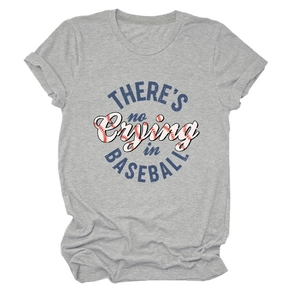 Detailaufnahme des grauen Baumwoll-T-Shirts mit There's No Crying In Baseball Aufdruck