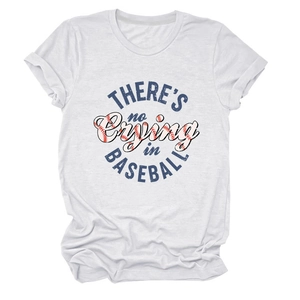 Detail der Rollbündchen und des Baseball-Grafikdrucks auf einem weißen Damen-T-Shirt