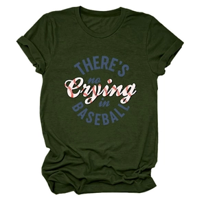 Detail eines olivgrünen T-Shirts mit Rundhalsausschnitt und 'THERE'S no Crying in BASEBALL' Aufdruck