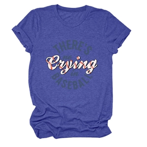 Detail eines lila T-Shirts mit Rundhalsausschnitt und There's no Crying in Baseball Druck