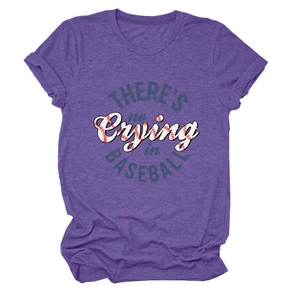 Detail eines lila melierten T-Shirts mit There's No Crying In Baseball Grafikaufdruck