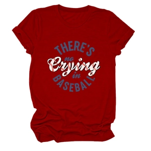 Nahaufnahme eines roten T-Shirts mit dem Aufdruck There's No Crying in Baseball