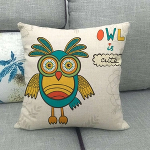 Housse de coussin en lin avec un hibou coloré et l'inscription 'OWL is cute'