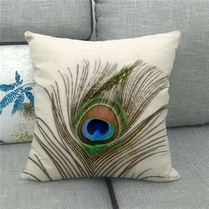 Nahaufnahme von Pfauenfeder-Aquarell-Druck auf quadratischem Leinen-Kissenbezug