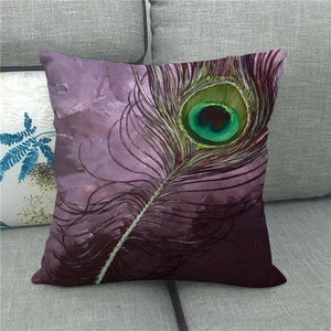 Leinen Kissenbezug mit kunstvollem Pfauenfeder Aquarell Design auf grauem Sofa
