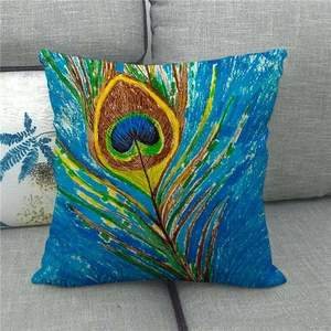 Leinen-Kissenbezug mit künstlerischem Pfauenfeder-Aquarell auf grauem Sofa