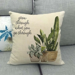 Minimalistische cactus linnen kussenhoes met citaat op een grijze bank achtergrond