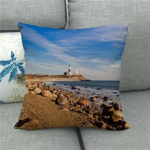 Détail d'une housse de coussin en lin avec imprimé de paysage côtier et d'un phare