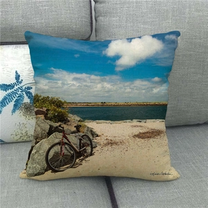 Détail de la taie d'oreiller en lin paysage de plage montrant vélo et décor marin