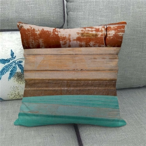 Gros plan sur la taie d'oreiller en lin avec textures abstraites de rouille et bois