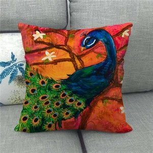 Housse de coussin carrée en lin avec motif de paon bleu sur un canapé gris