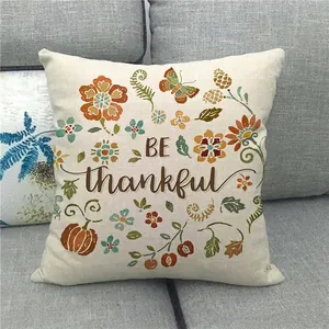 Dettaglio federa in lino con scritta 'BE thankful' e stampa autunnale con zucca