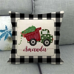 Dettaglio della federa natalizia in lino con camion rosso e bordo a quadri in bianco e nero