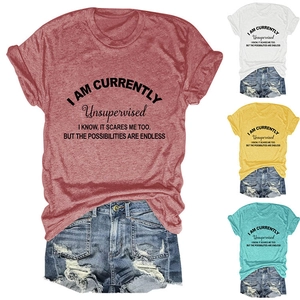 Collage dettagliato di t-shirt da donna a girocollo in quattro colori con testo