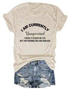 Dettaglio maglietta girocollo avena con slogan e pantaloncini di jeans strappati su sfondo bianco