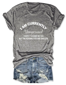 Set coordinato di t-shirt grigia con scritta e pantaloncini di jeans strappati blu
