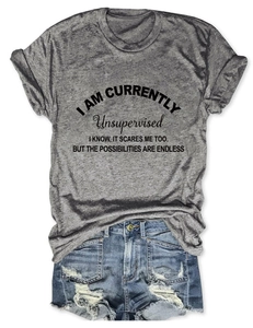 Set t-shirt grigia con scritta e pantaloncini di denim blu con strappi su fondo bianco